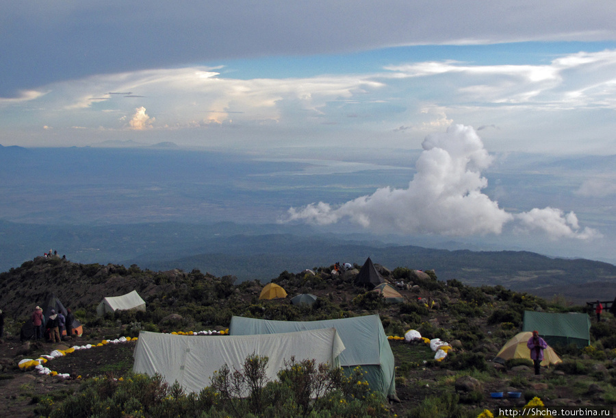 Возле лагеря есть вертолетная площадка, здесь же разбивают палатки туристы-экстремалы. Гора (вулкан) Килиманджаро (5895м), Танзания