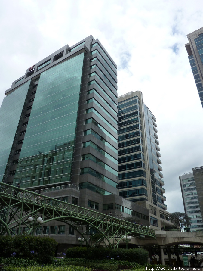 Современные здания из стекла и бетона — они похожи , как и в других странах. Богота, Колумбия