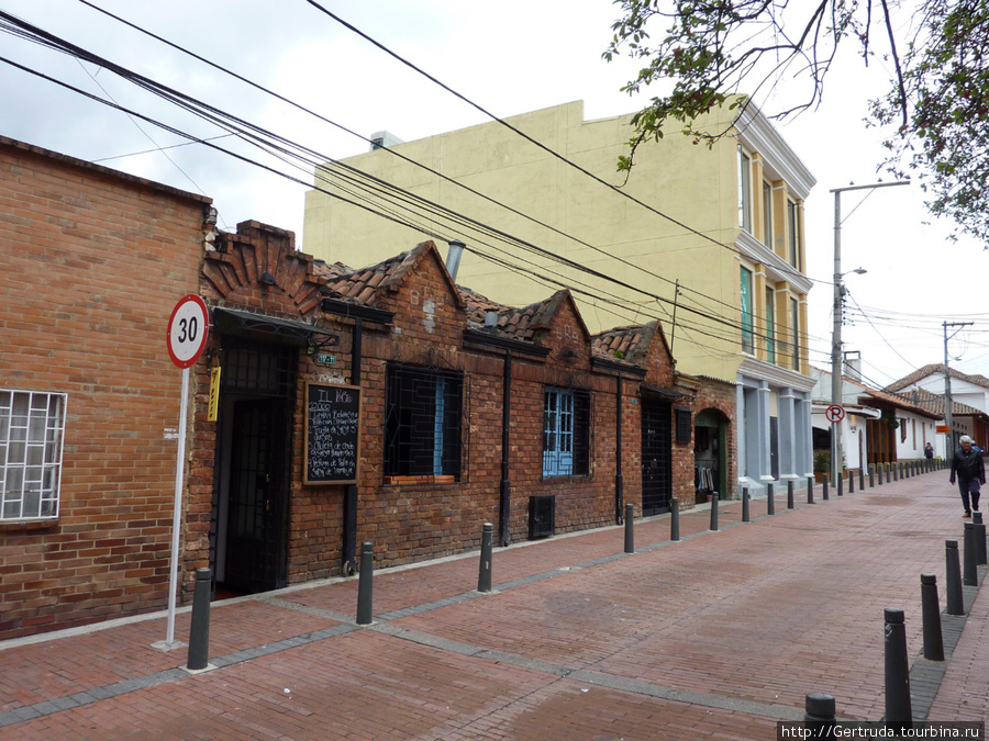 Старые узкие улочки Боготы. Богота, Колумбия