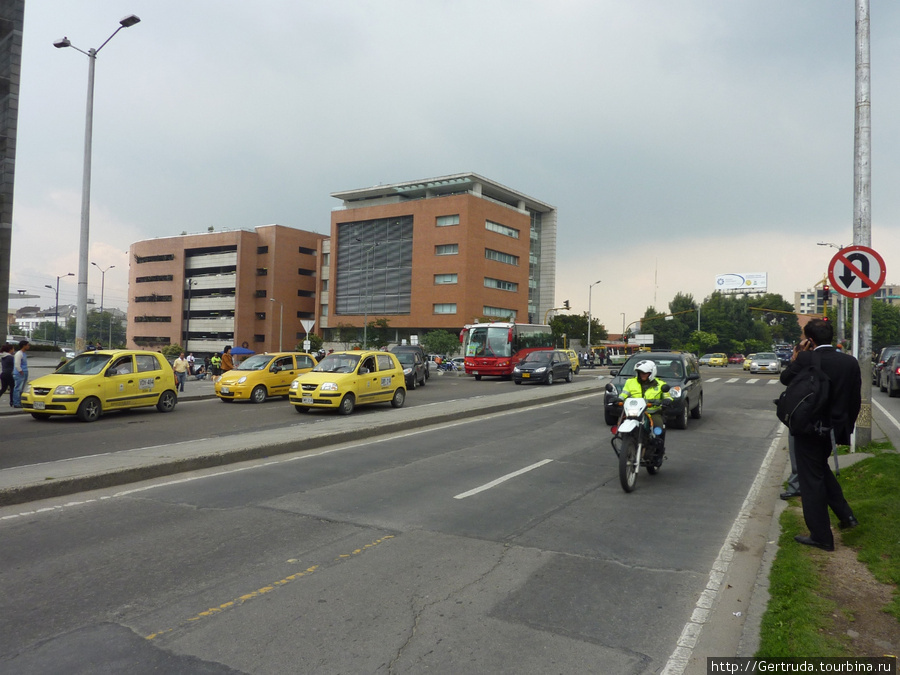 Современная магистраль и желтые такси. Богота, Колумбия