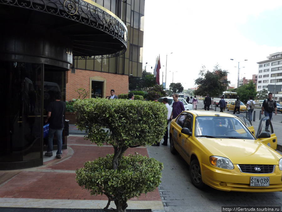 Такси подъезжают одно за другим. Богота, Колумбия