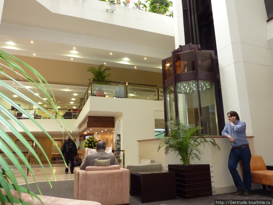 Холл гостиницы и кабина стеклянного лифта. Богота, Колумбия