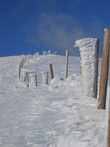 Эти столбы вкопали после серии трагических событий, когда туристы в условиях плохой видимости теряли направление. В хорошие, снежные зимы высота столбов, торчащих из-под снега, не превышает уровня колена.
