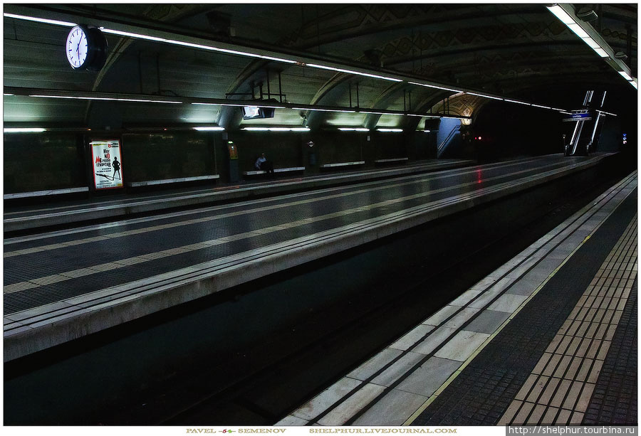 До Тибидабо можно доехать на автобусе, а можно на подземной железкой дороге, не путать с метро. Т.К на территории Барселоны сохранился только один открытый вокзал, остальные ушли под землю и выглядят примерно так: Барселона, Испания