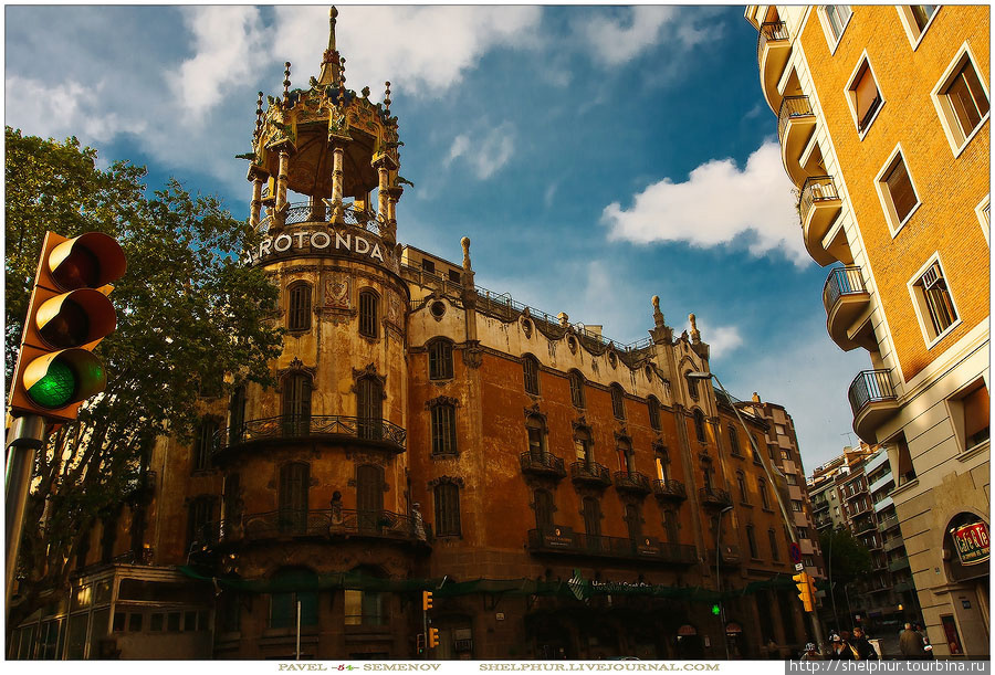 Можете заметить разницу в погодных условиях. Это здание стоит недалеко от входа на FGC ( электричка ). Барселона, Испания