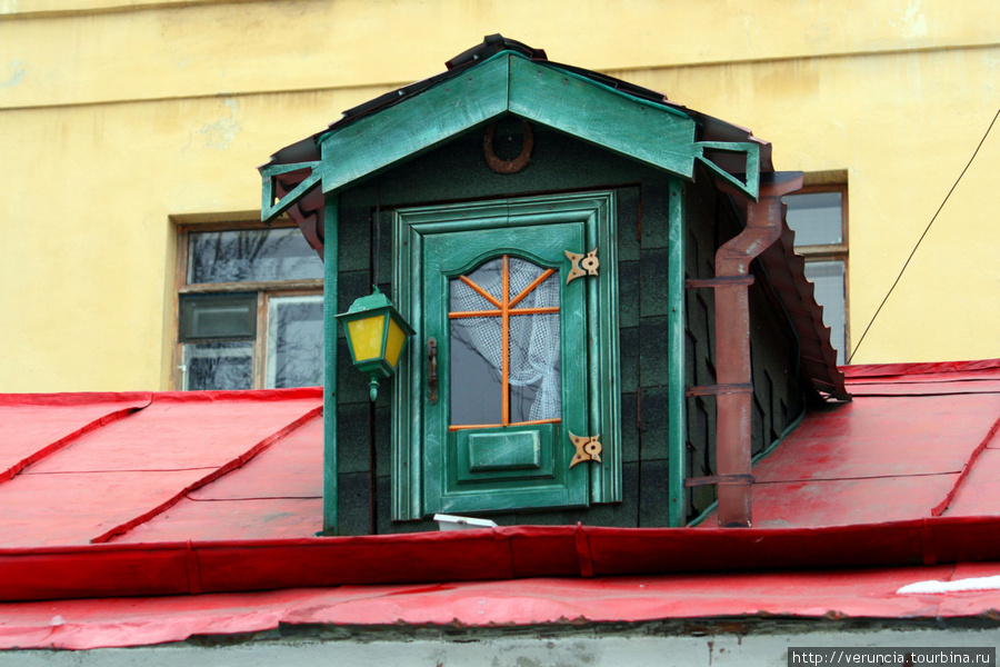 Домик Карлсона расположен на крыше отдельно стоящего современного здания, находящегося в глубине двора дома 50 наб. Фонтанки. Здание это – не что иное, как семейный кукольный театр «Karlsson Haus». Санкт-Петербург, Россия