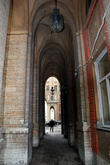 В знаменитых арках Толстовского дома снимали лондонские улицы
