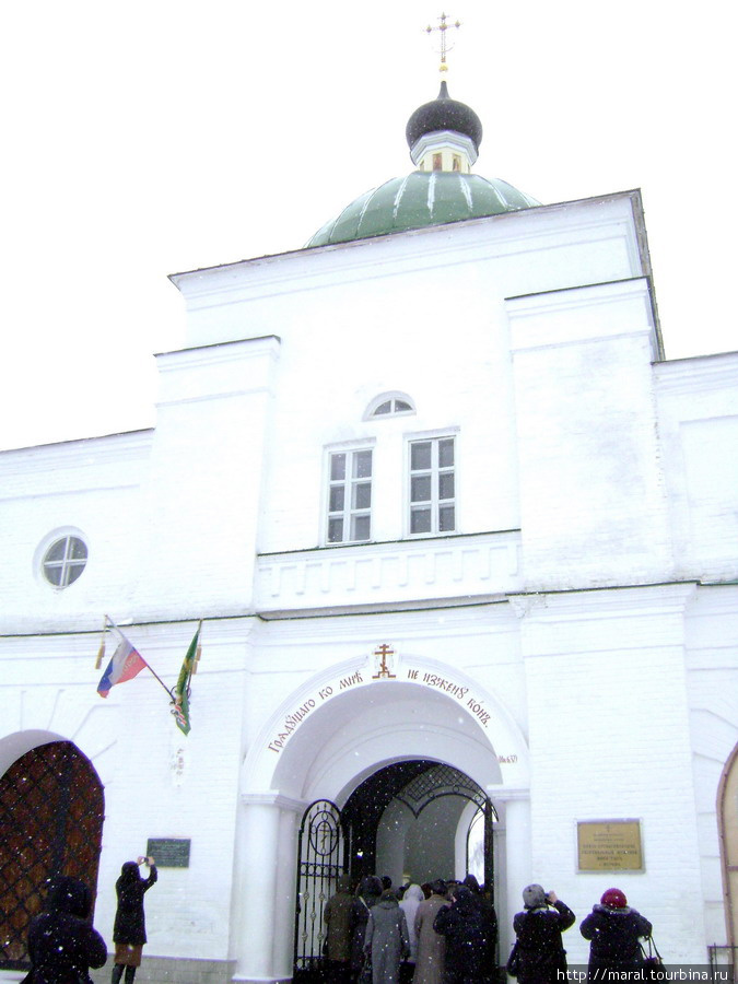 Врата монастыря открыты для всех желающих войти Муром, Россия