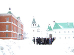 Белые стены монастырских зданий сливались с белизной свежевыпавшего снега и молочно-белым мартовским небом
