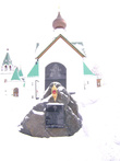 Сей камень установлен в память о посещении монастыря Патриархом Московским и всея Руси Алексием II на 910-летие обители, восстановленной стараниями прихожан и попечителей