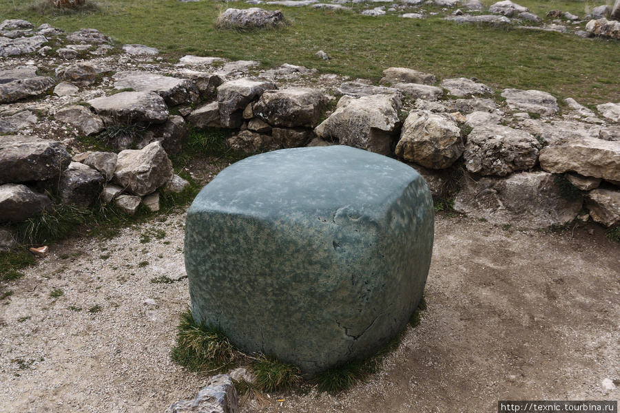 Этот камень сюда привезли аж из Египта Богазкале, Турция