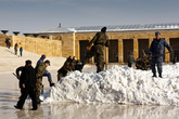 Солдатики убирают снег