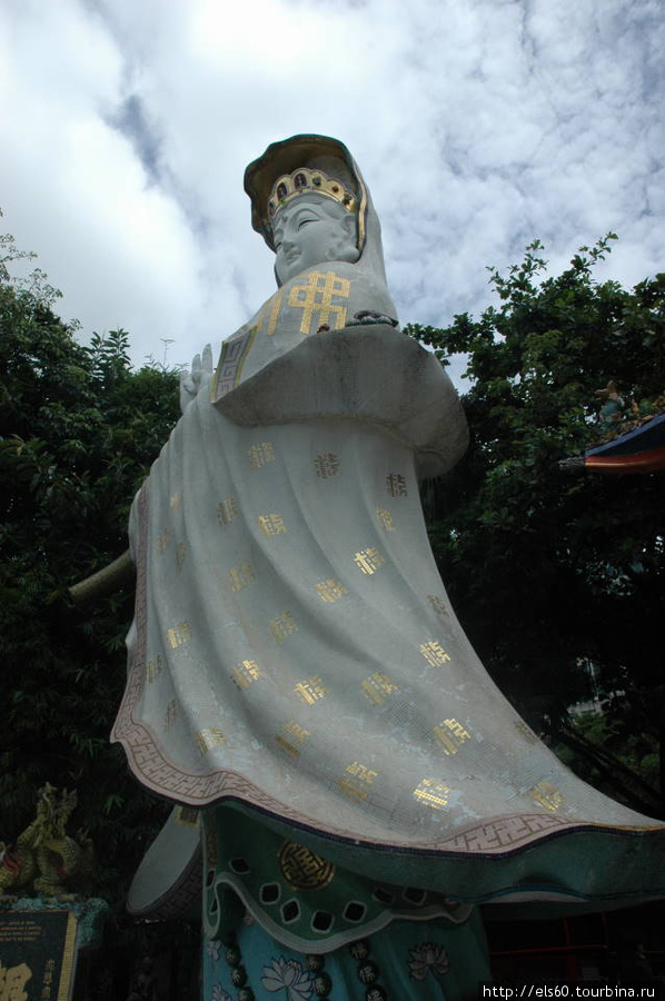 Это очень какая-то уважаемая китайцами богиня и фигура ее соответственно очень большая. Гонконг