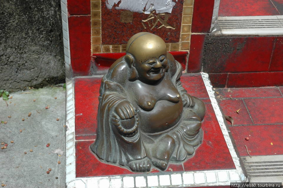 явно заметно — чтобы получить какую-либо практическую пользу надо дотронуться (или потереть) голову этого бронзового монаха Гонконг