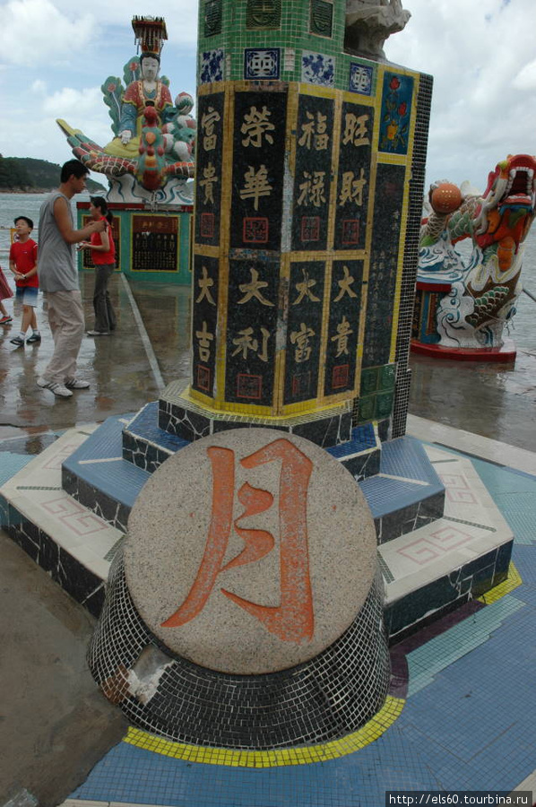 на некоторых монументах написаны просьбы к богам о чем-то, этакая своеобразная книга жалоб и предложений Гонконг