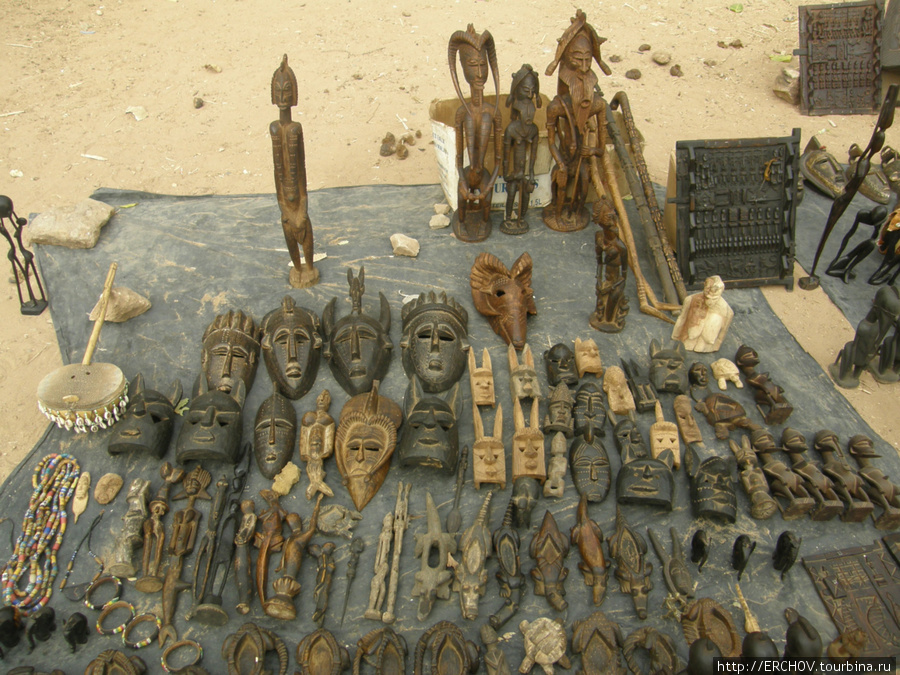 Сувениры в догонской деревне. Мали