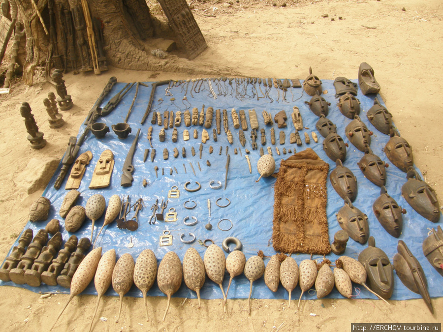 Сувениры в догонской деревне. Мали
