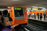 В метро в Мехико прибывает поезд к платформе