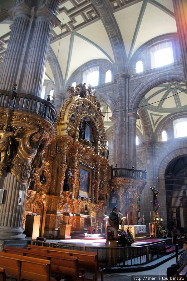 Свет в кафедральном соборе Мехико Мехико, Мексика