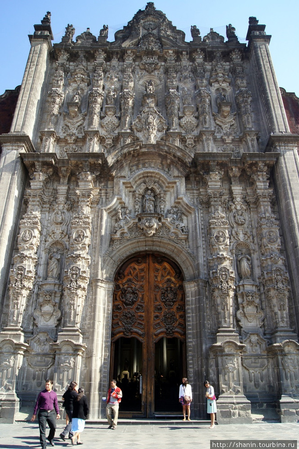 Вход в кафедральный собор в Мехико Мехико, Мексика