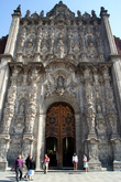 Вход в кафедральный собор в Мехико