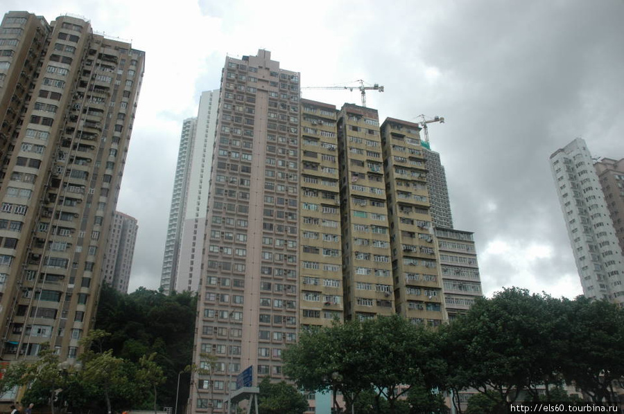обратите внимание на эти небоскрёбы — видимо строили на сколько дененг хватило, т.е. этажей сколько получилось, в ширину 2 окна и коммуникации все снаружи во дворе Гонконг