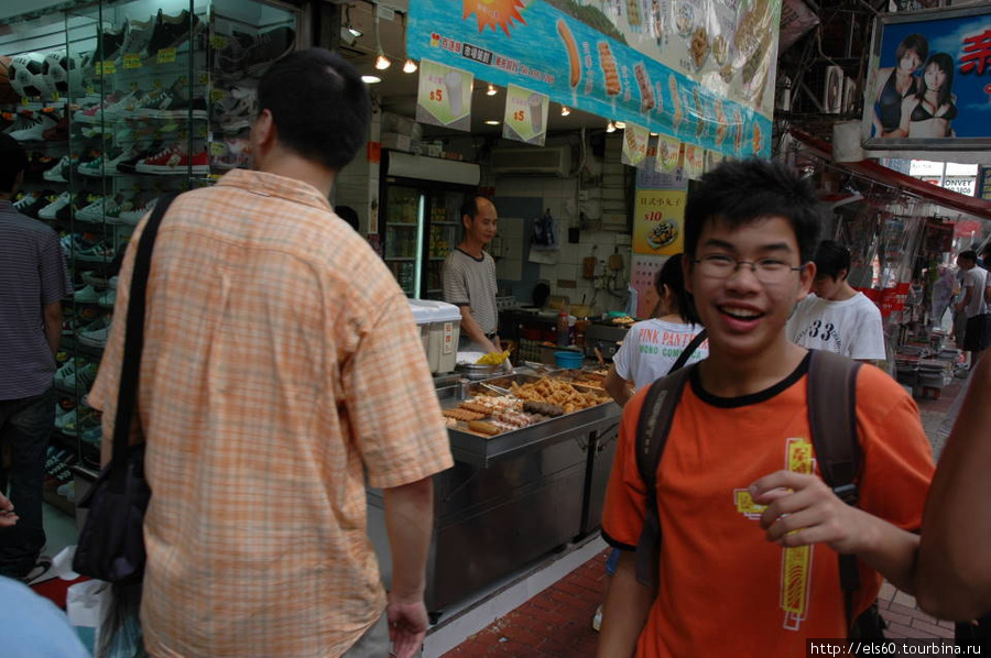 как и везде в юго-восточной азии, перекусит можно на каждом углу.. но это сильно — на любителя Гонконг