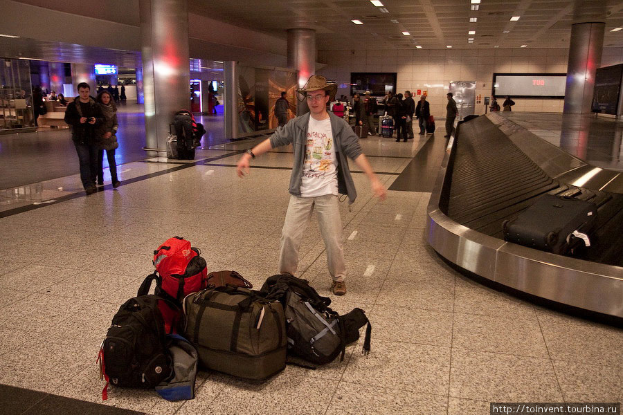 Радуемся в аэропорту в Стамбуле, что наши вещи не потерялись. Борис танцует жигу-дрыгу. Стамбул, Турция