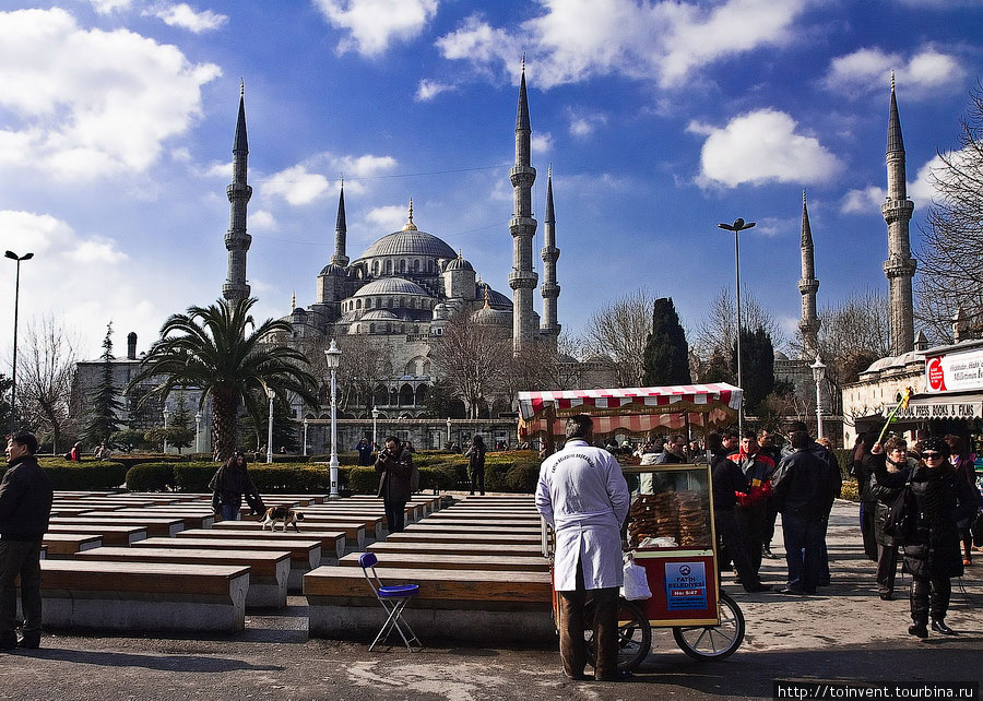 На следующий день, отправились на прогулку. Маршрут начали от мечети Айя-Софии, к которой уже начали сползаться туристы. Напротив Софии стоит самая большая мечеть в Стамбуле – голубая мечеть. Вот она. Стамбул, Турция