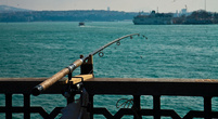 Перебираемся через залив Золотой Рог. Здесь много рыбаков, большинство из них – любители, приходят сюда не ради улова, а ради самого процесса. Заодно и последние новости с соседом обсудить.