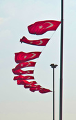 Теперь хочу обратить внимание на государственный флаг — он весит повсюду. Вообще турки относится трепетно к своей символике – вешают флаги на балконы, на прилавки, некоторые подкладывают под лобовое стекло в машине. Если есть какая-то гора, то на ней обязательно будет турецкий флаг. И естественно у дворца было пару экземпляров.