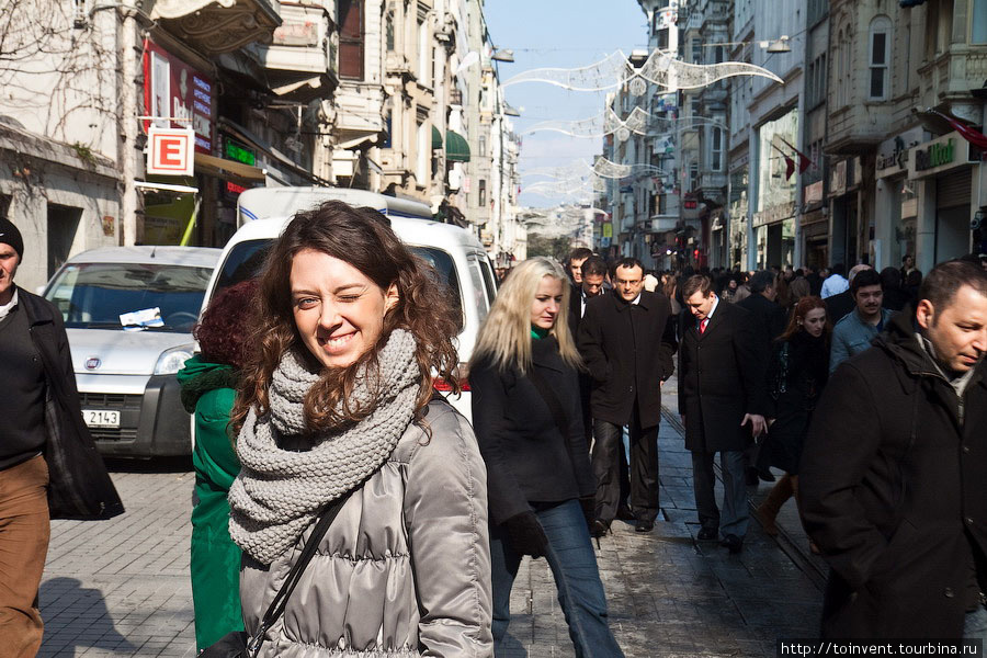 Истиклал — самая известная улица в Стамбуле. На ней всегда людно, всегда кипит жизнь. Нашли недорогую забегаловку, где наконец-то заказали шаурмы. Я взял себе бизнес ланч – рис, лаваш, кусочки мяса, салат и айран. Айран – очень вкусный кисломолочный напиток, хорошо утоляющий жажду и смягчающий острую пищу. Стамбул, Турция