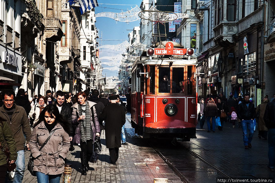 А это линия исторического трамвая протяжённостью в 1,6 км, проходящей вдоль всего бульвара Истиклал. Едет медленно, чтобы никого не задавить, из-за этого к вагончику постоянно цепляются желающие бесплатно прокатиться. Этот трамвай стал символом Стамбула так же, как красный двухэтажный автобус стал символом Лондона. Стамбул, Турция
