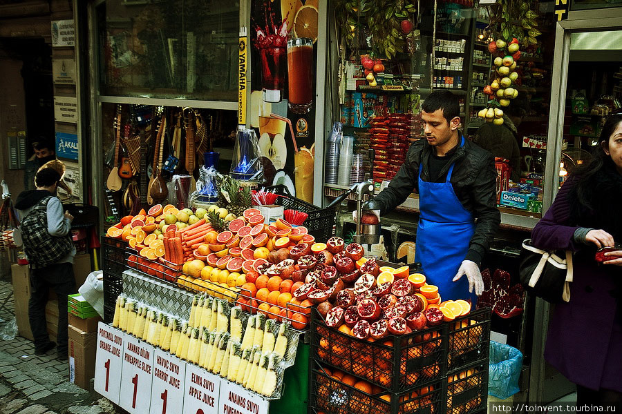 Еще одной особенностью Стамбула являются свежевыжатые соки. Обычно в туристических местах стоят целые ряды соковыжемателей. Гранат, грейпфрут, апельсин, лимон, морковь – вот стандартный набор. Невозможно пройти мимо цветных прилавков с фруктами после прогулки по городу. Стамбул, Турция