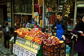Еще одной особенностью Стамбула являются свежевыжатые соки. Обычно в туристических местах стоят целые ряды соковыжемателей. Гранат, грейпфрут, апельсин, лимон, морковь – вот стандартный набор. Невозможно пройти мимо цветных прилавков с фруктами после прогулки по городу.