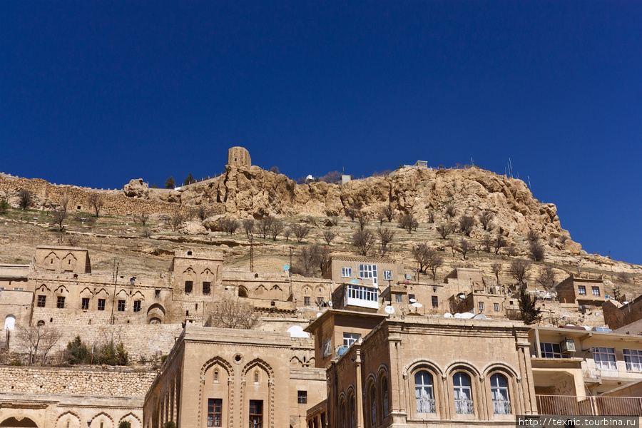 На вершине скалы — крепость, но она закрыта для посетителей Мардин, Турция