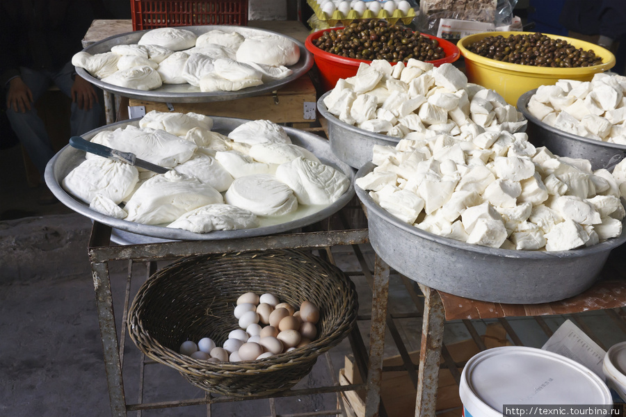 На рынке: сыры, яйца, оливки Мардин, Турция
