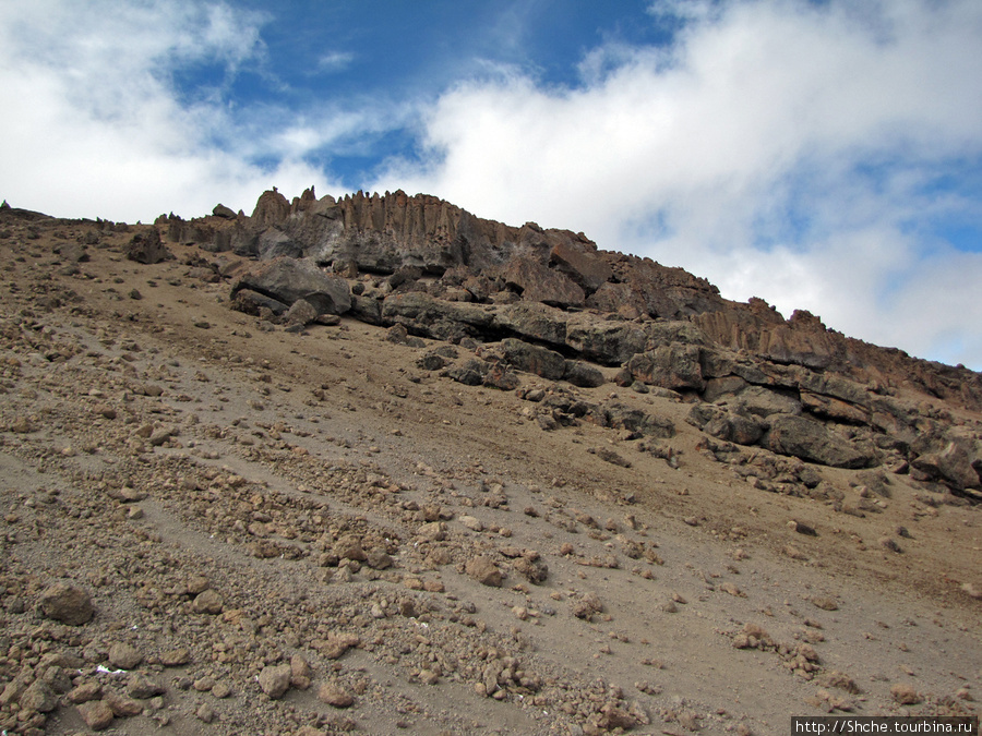Где то за гребнем первая точка пути — Gilmans Point Гора (вулкан) Килиманджаро (5895м), Танзания