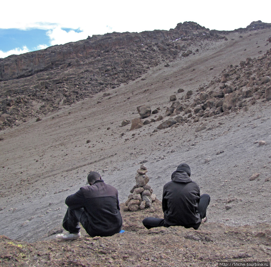 Как-то нерадостно Валику и Биме,  через 6 часов начнется финальный штурм. Гора (вулкан) Килиманджаро (5895м), Танзания