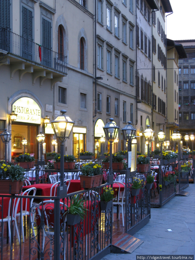 Ресторан ждет своих посетителей... Флоренция, Италия