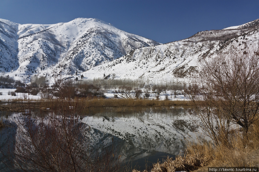 Небольшое озеро по другую сторону дороги Восточная Анатолия, Турция