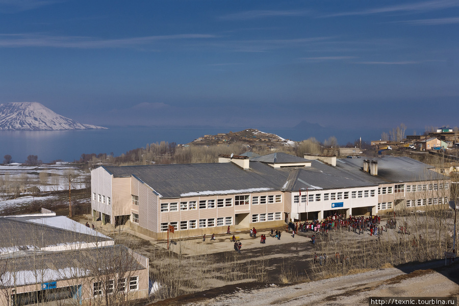 Школа на берегу озера Восточная Анатолия, Турция