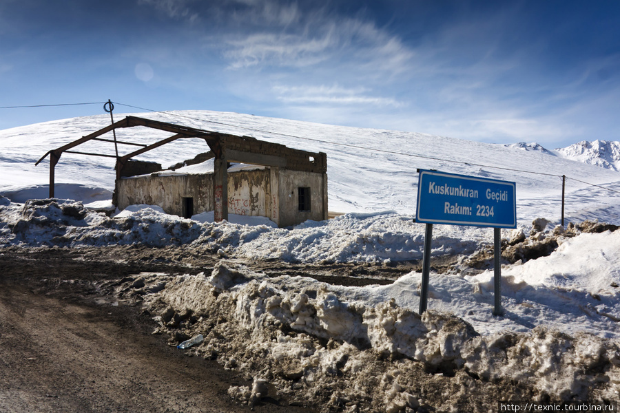 Дорога из Татвана в Ван не всё время идёт вдоль берега, кое-где она уходит и в горы, на перевал Восточная Анатолия, Турция