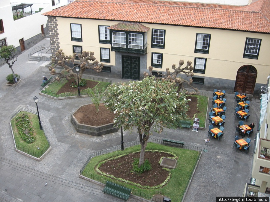 очаровательная, уютная Plaza Concejil o de Los Agustinos — где находится ресторан Tapas ARCON Пуэрто-де-ла-Крус, остров Тенерифе, Испания