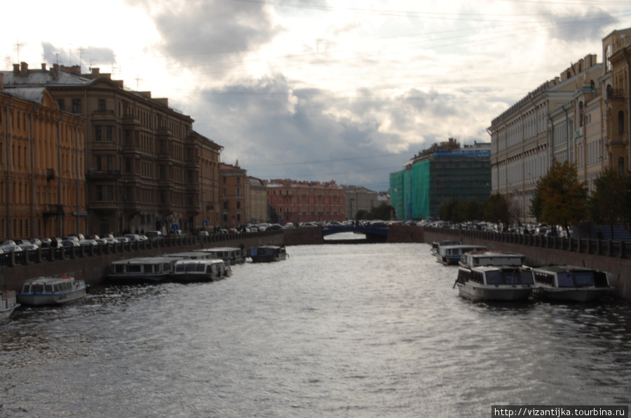 ВИД НА ФОНТАНКУ С МОСТА. Санкт-Петербург, Россия