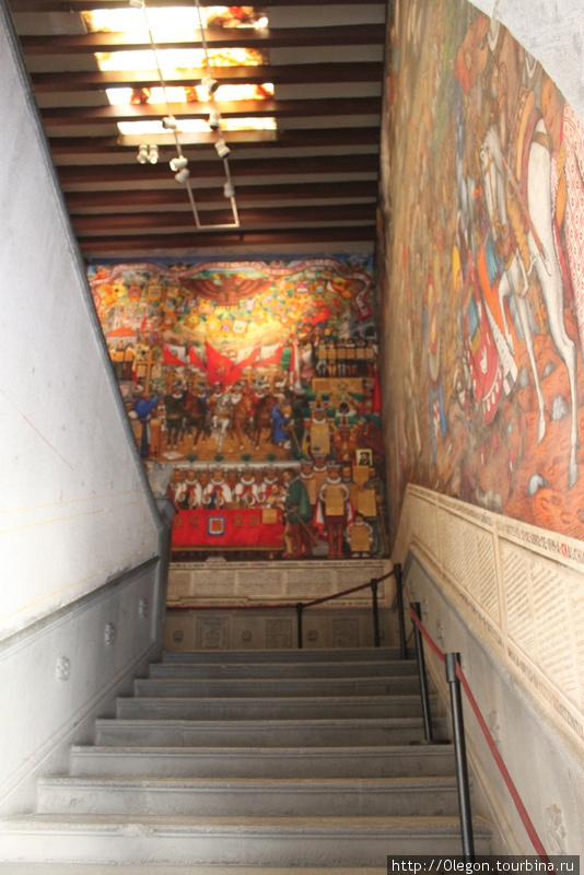 Граффити в доме правительства Тласкала-де-Хикотенкатль, Мексика