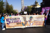 Лесбиянки на параде в Мехико