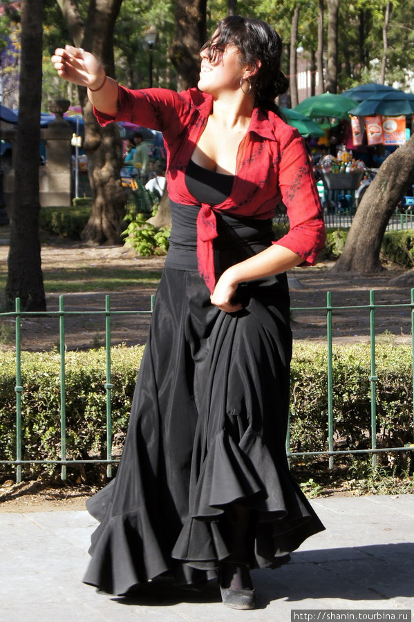 Танцовщица на площади Аламеда Мехико, Мексика