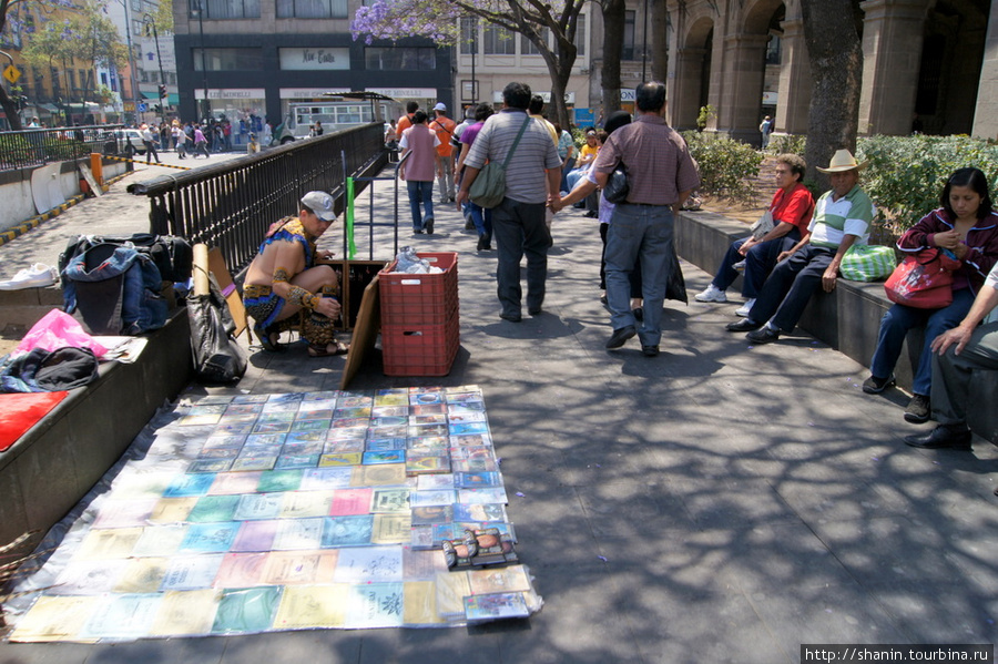 Торговцы у станции метро Зокало Мехико, Мексика