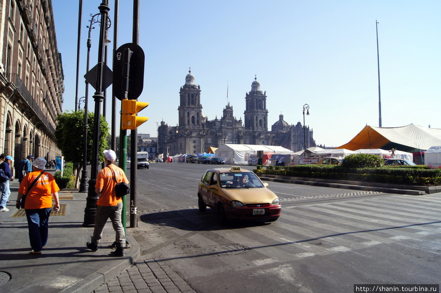 На окраине площади Конституции Мехико, Мексика